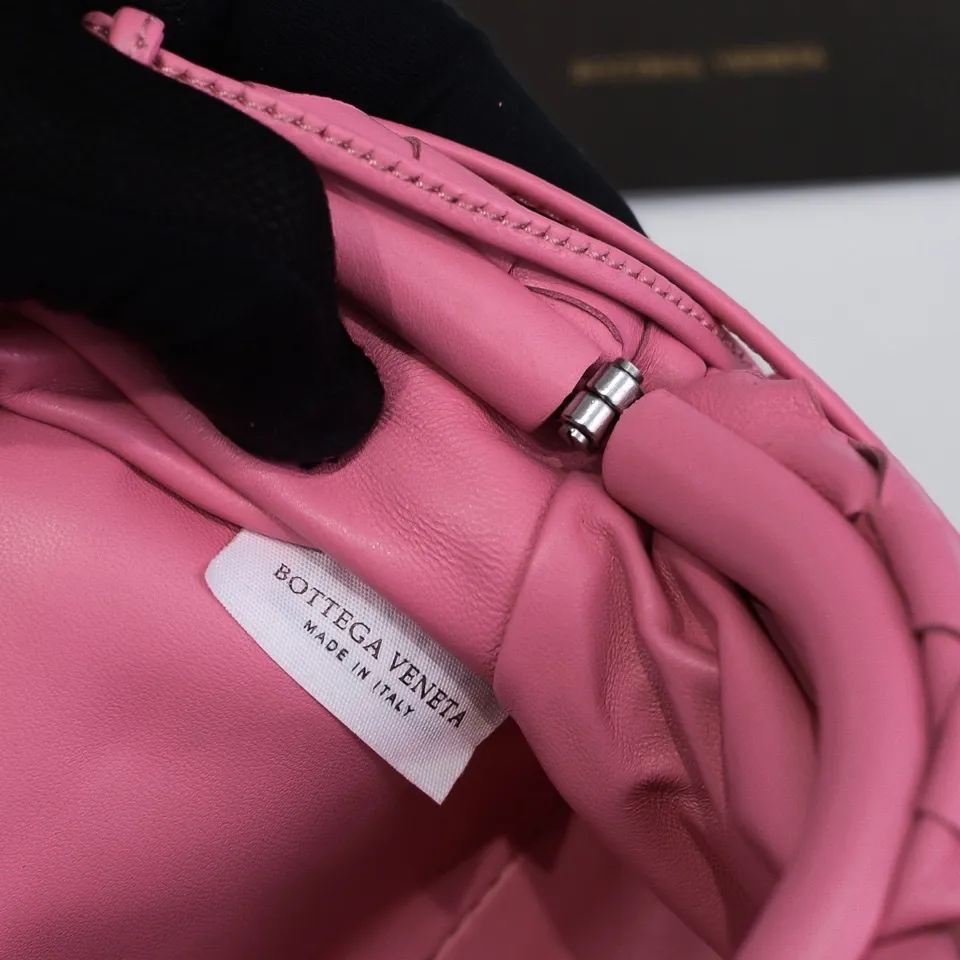 Batch 1260 large grid weaving The pouch cloud bag is the first series designed by former Celine designer Daniel Lee after joining BV. The upper body is extremely ecstatic ~ fashionable and classy ~ elegant and concise, lazy and intellectual size: 23*13*8 [Little Cloud Rough Weave#]